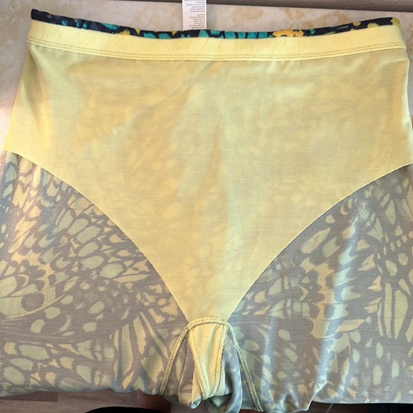 Fabletics Mesh Me Smoothing High Waist Legging - Picture 6 of 6